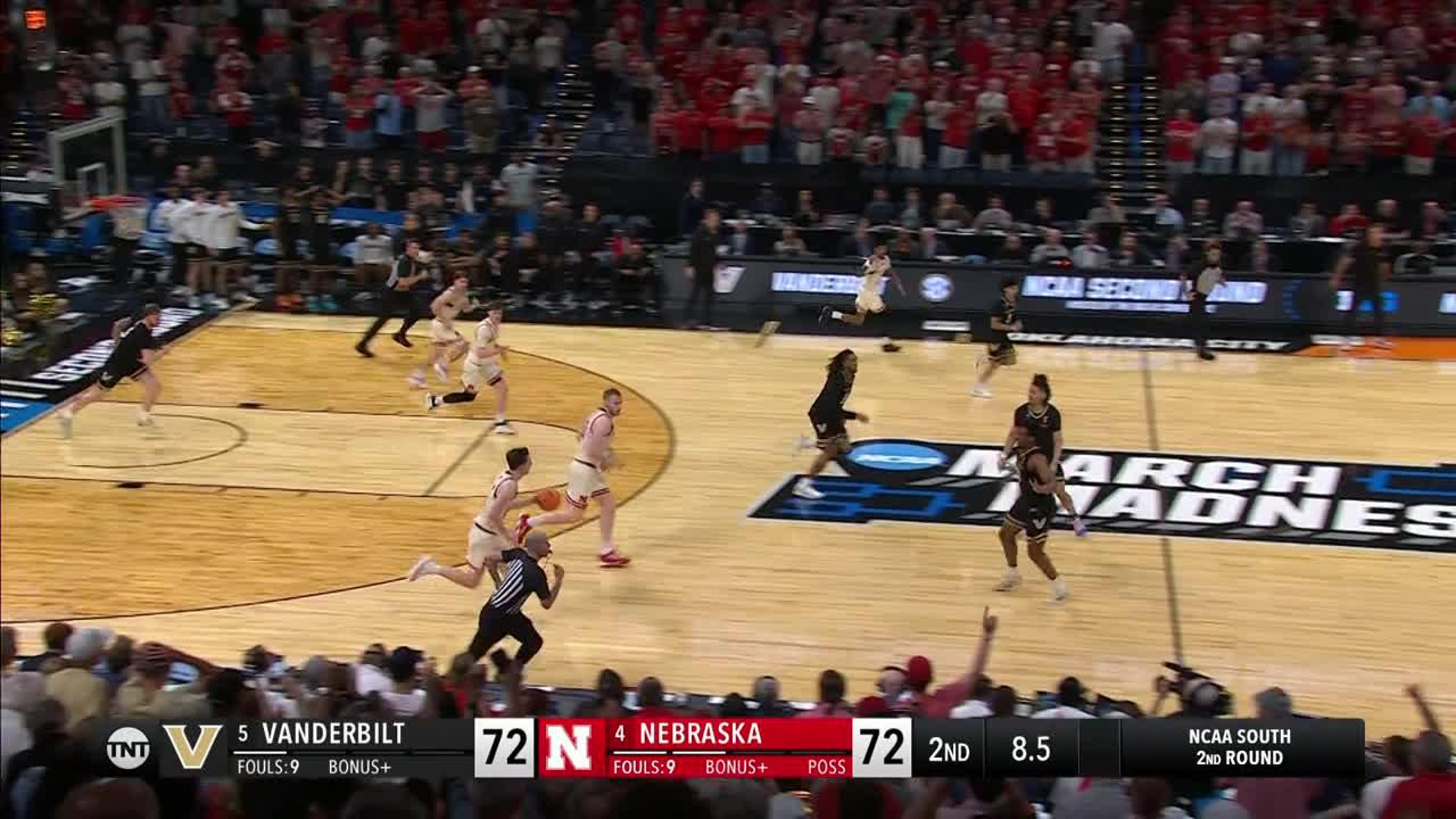 Florida Upset By Iowa, Fans In Shock Over March Madness Bracket Buster ...